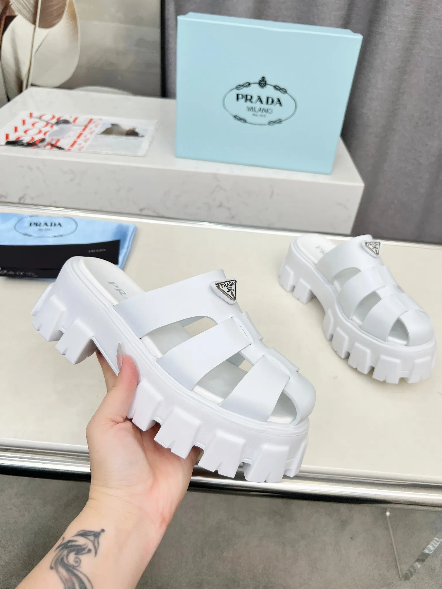 👟👟Ex-factory price 460👟👟 prada Roman shoes will definitely make you fall in love with them! The latest spring and summer sawtooth Roman braided thick-soled sandals E64, retro, fashionable and avant-garde gear teeth, 55mm thick-soled soles and uppers, making the whole pair of shoes light and comfortable. Bright colors, a variety of choices to satisfy fashionable people of different styles! The iconic metal triangle logo is paired with the shape of ancient beach sandals. Every design element is fashionable! Color: black and white Size: 35-41